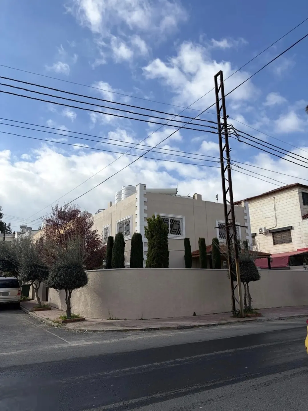 سيمي فيلا بيت مستقل للبيع موقع مميز جداً في مرج الحمام – اسكان عالية على الشارع الرئيسي