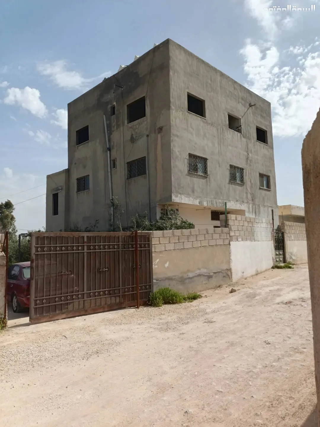 عمارة 3 طوابق للبيع في الزرقاء – منطقة الأوتوستراد