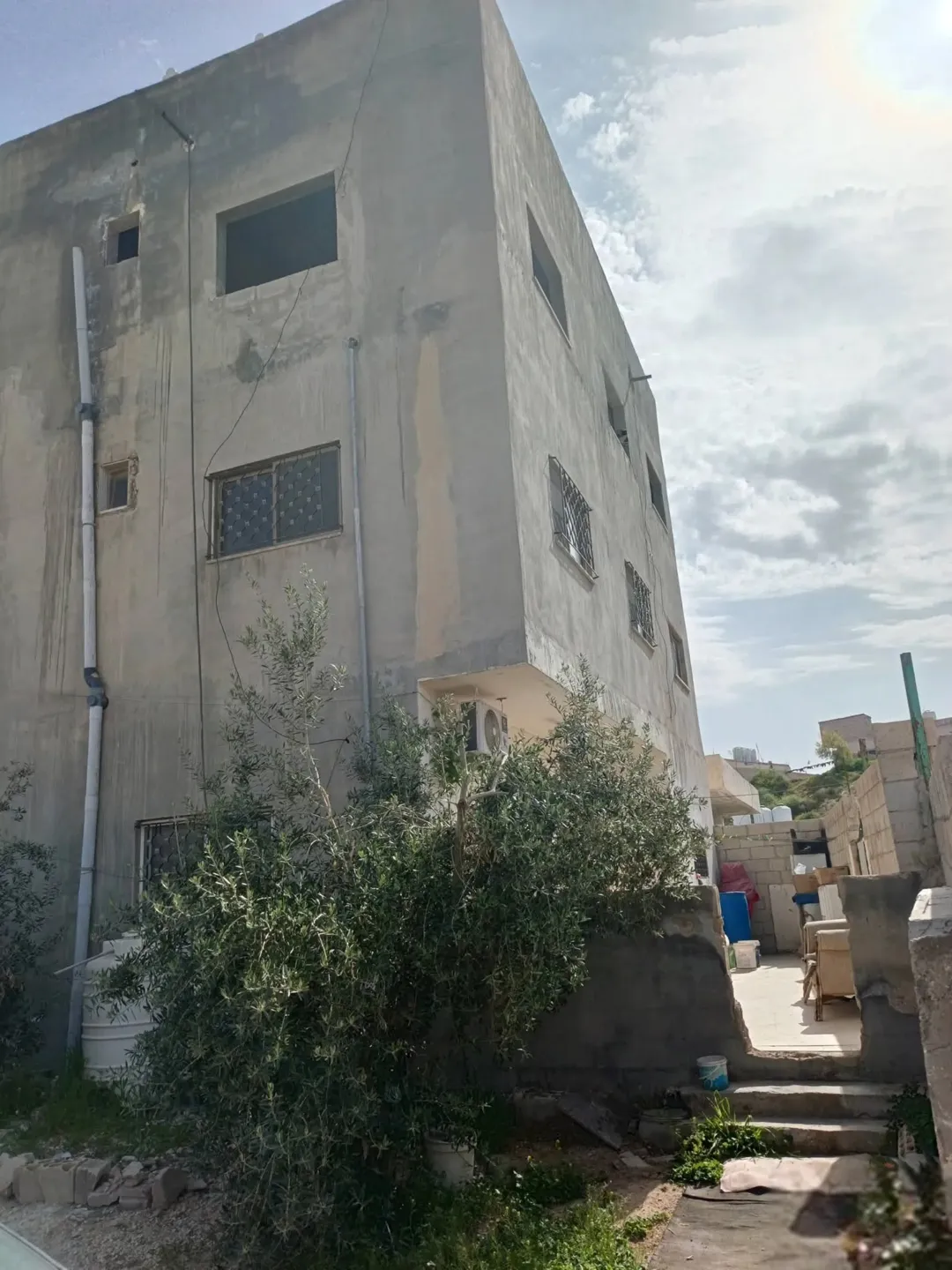 عمارة 3 طوابق للبيع في الزرقاء – منطقة الأوتوستراد