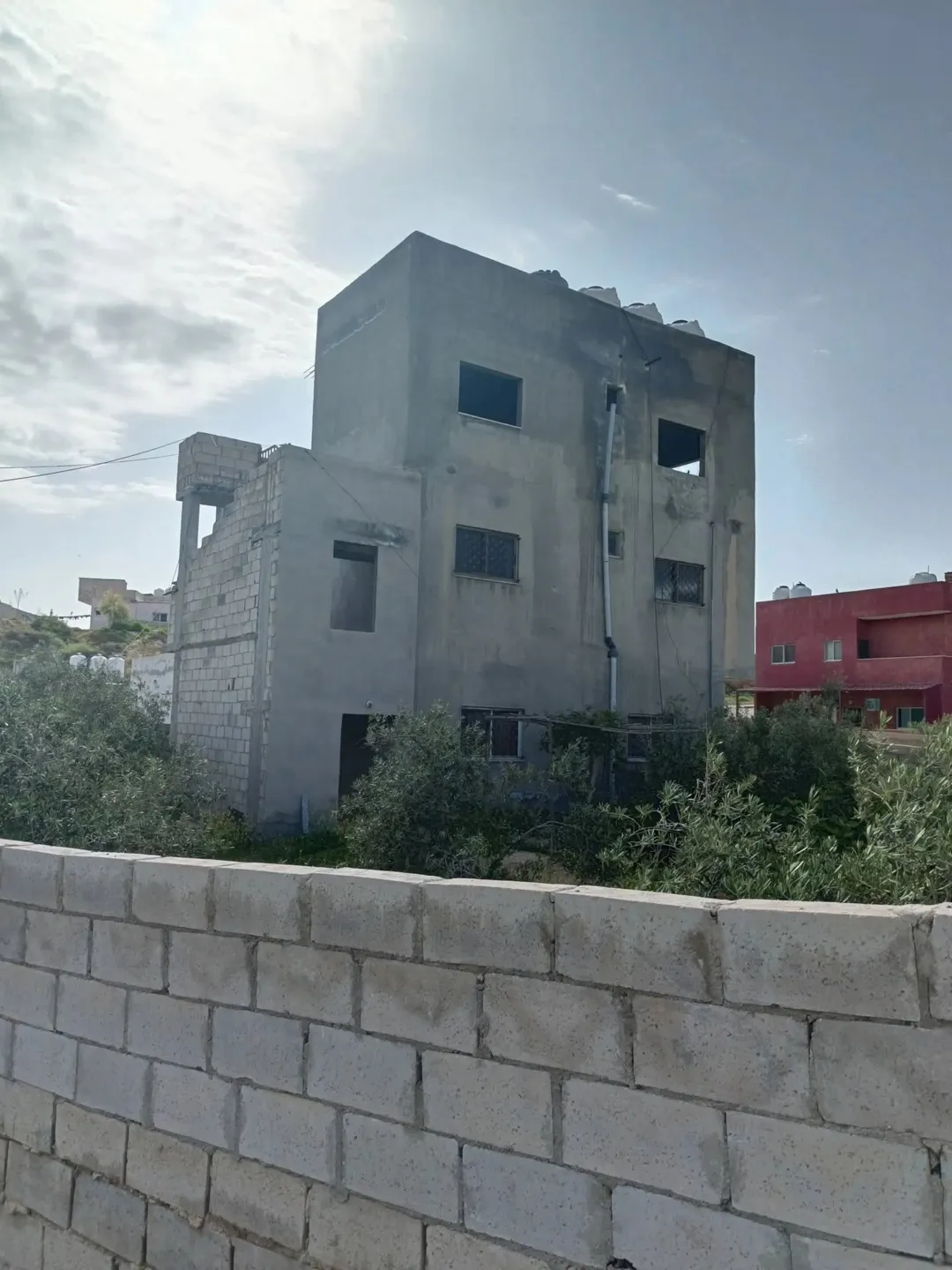 عمارة 3 طوابق للبيع في الزرقاء – منطقة الأوتوستراد