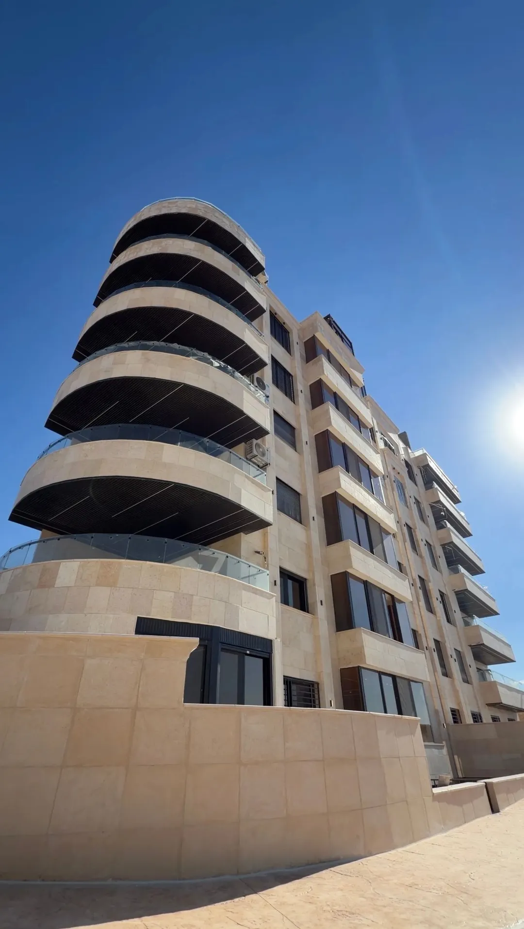 طاقة شمسية غاز مركزي شقة ارضية للبيع في الجبيهة حي المنصور (205م2 داخلي وترس 82م2) — صورة 2