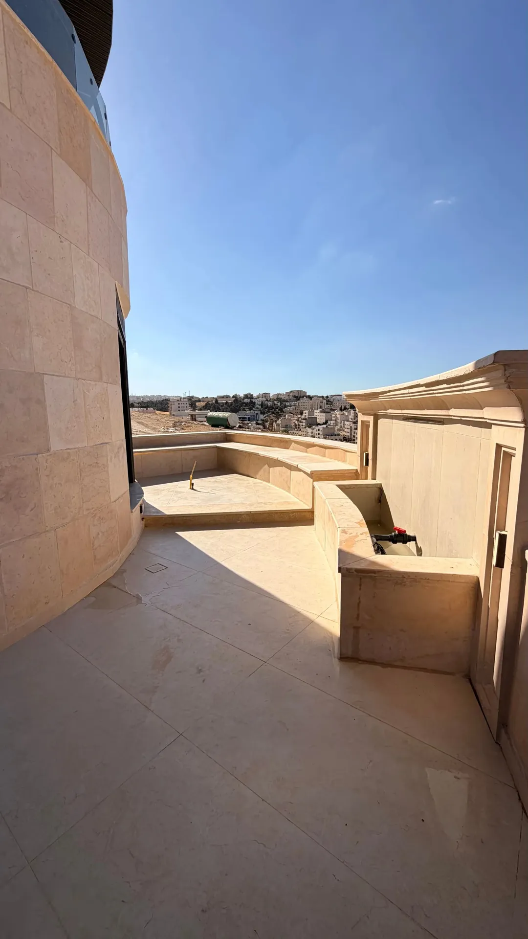 طاقة شمسية غاز مركزي شقة ارضية للبيع في الجبيهة حي المنصور (205م2 داخلي وترس 82م2)