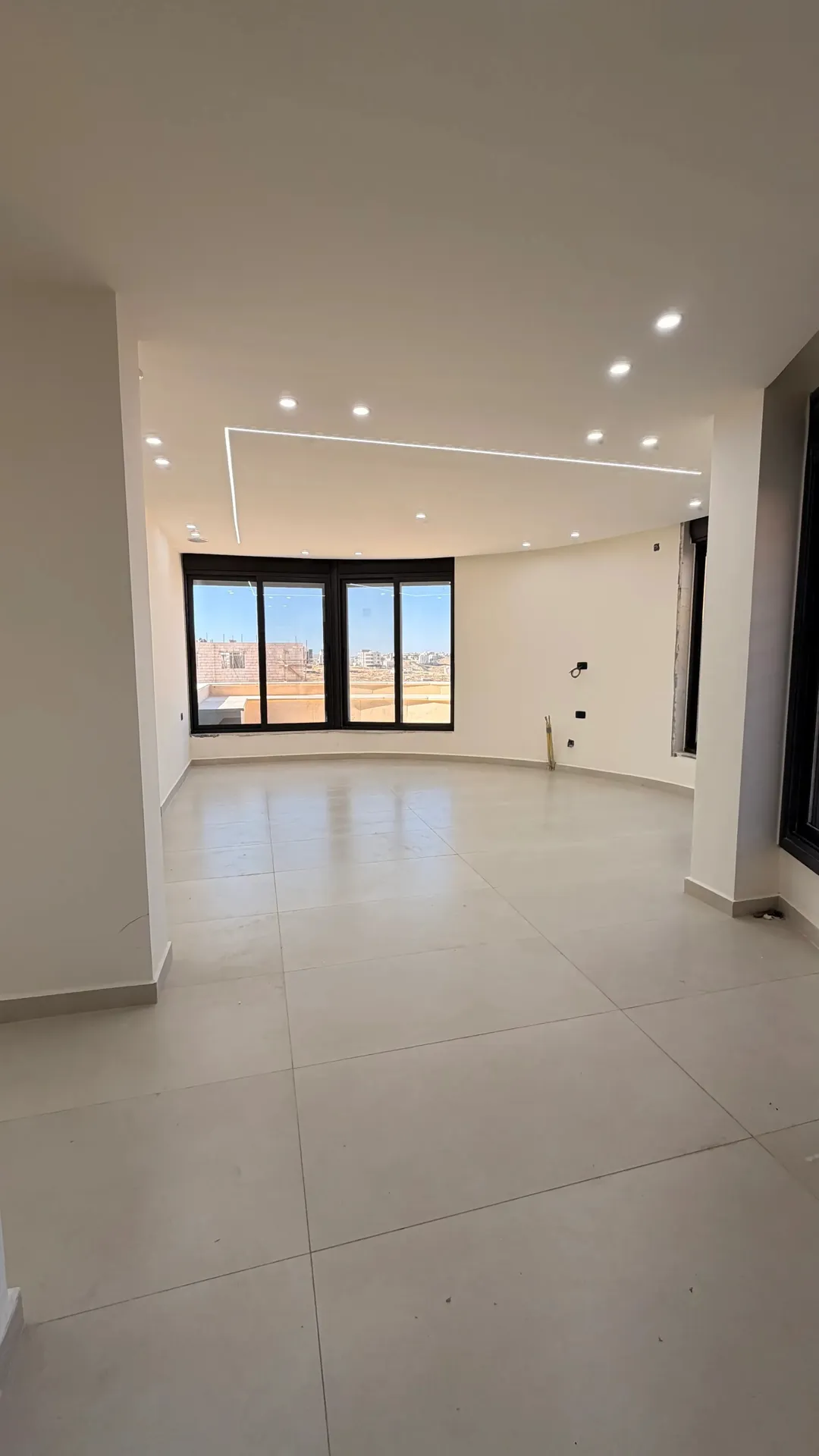 طاقة شمسية غاز مركزي شقة ارضية للبيع في الجبيهة حي المنصور (205م2 داخلي وترس 82م2)