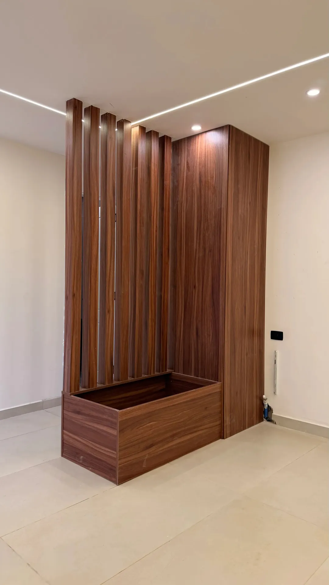 طاقة شمسية غاز مركزي شقة ارضية للبيع في الجبيهة حي المنصور (205م2 داخلي وترس 82م2)