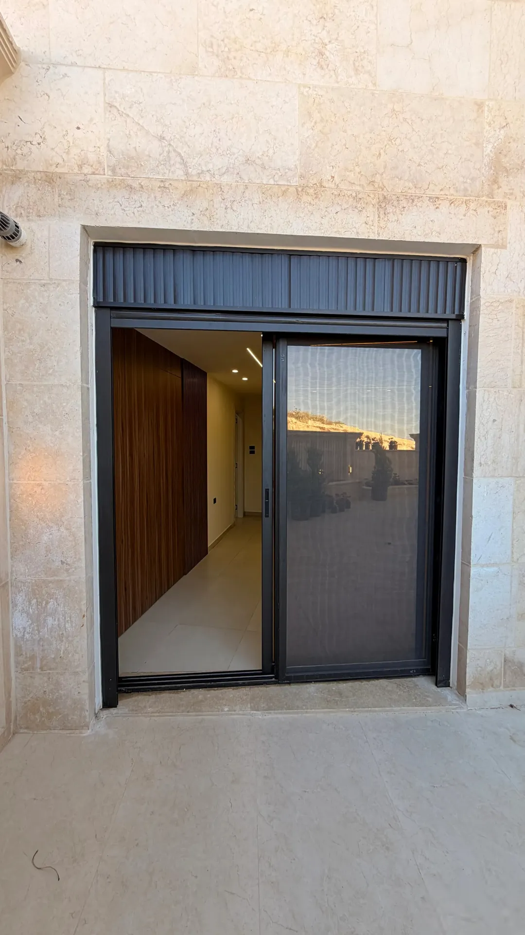 طاقة شمسية غاز مركزي شقة ارضية للبيع في الجبيهة حي المنصور (205م2 داخلي وترس 82م2)