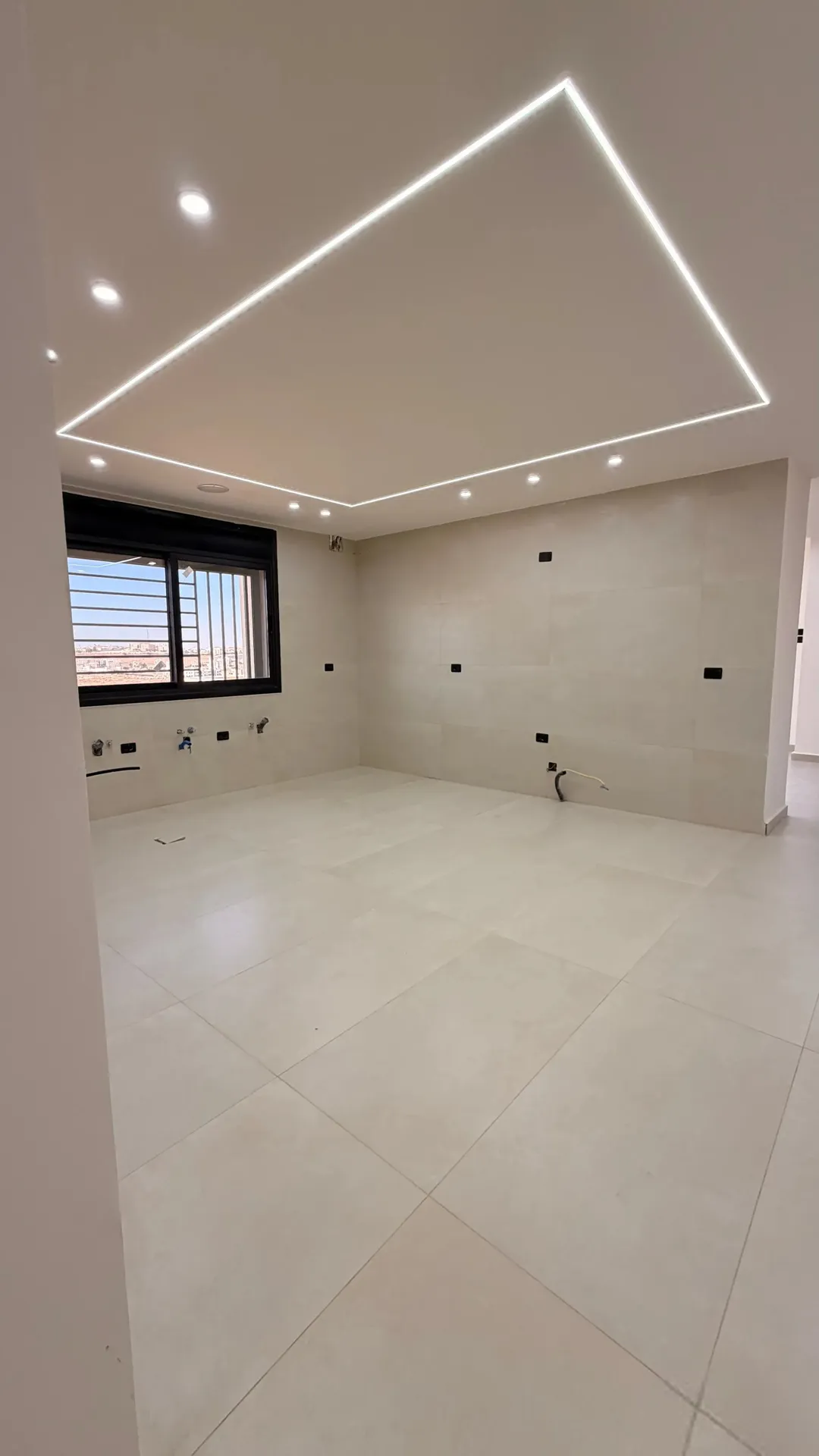 طاقة شمسية غاز مركزي شقة ارضية للبيع في الجبيهة حي المنصور (205م2 داخلي وترس 82م2)