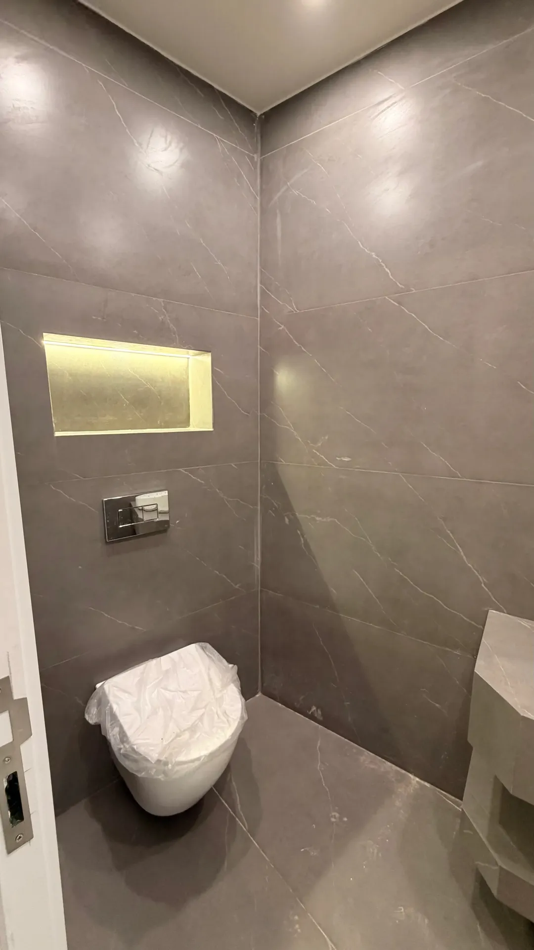 طاقة شمسية غاز مركزي شقة ارضية للبيع في الجبيهة حي المنصور (205م2 داخلي وترس 82م2)