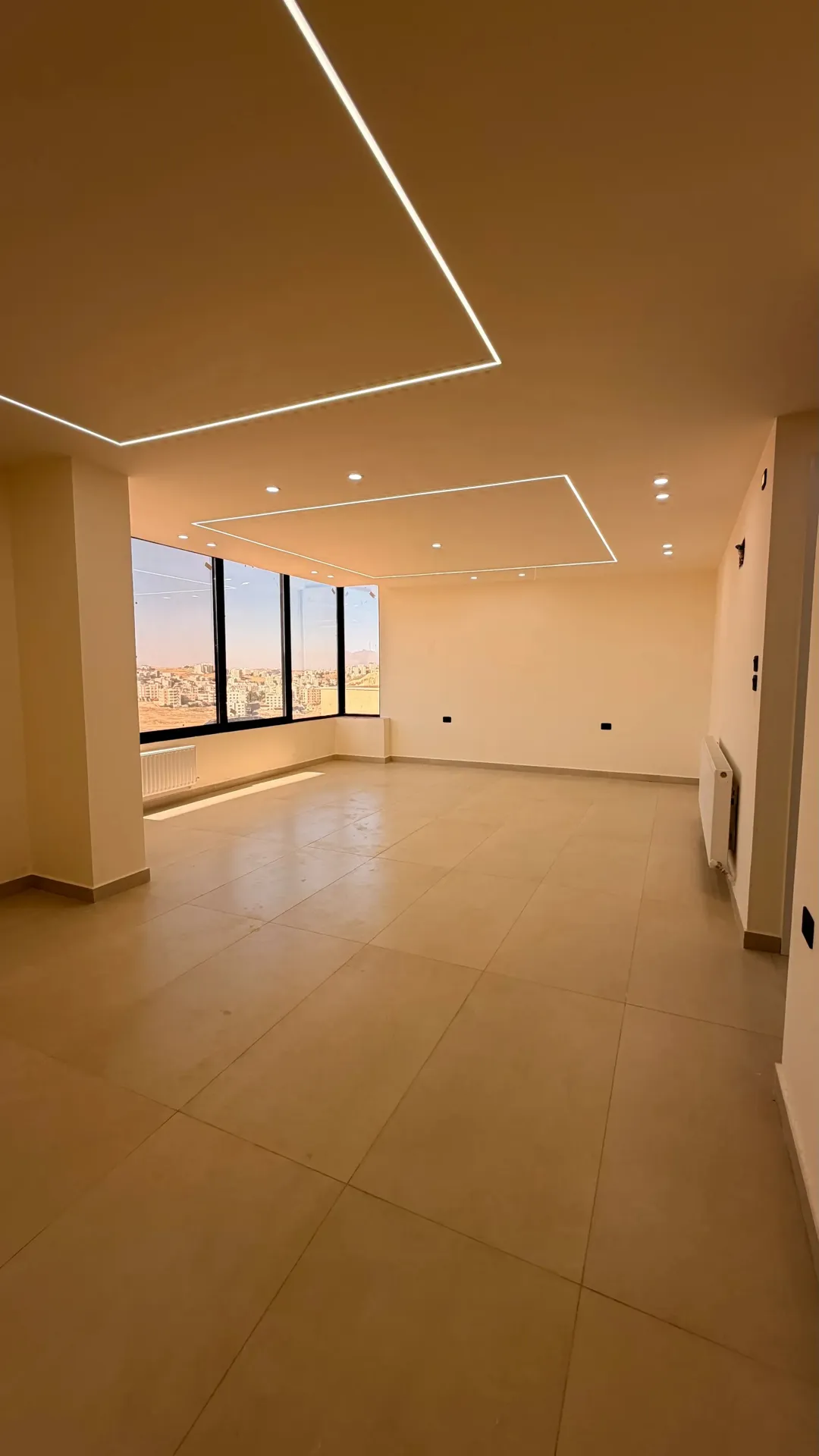 طاقة شمسية غاز مركزي شقة ارضية للبيع في الجبيهة حي المنصور (205م2 داخلي وترس 82م2)