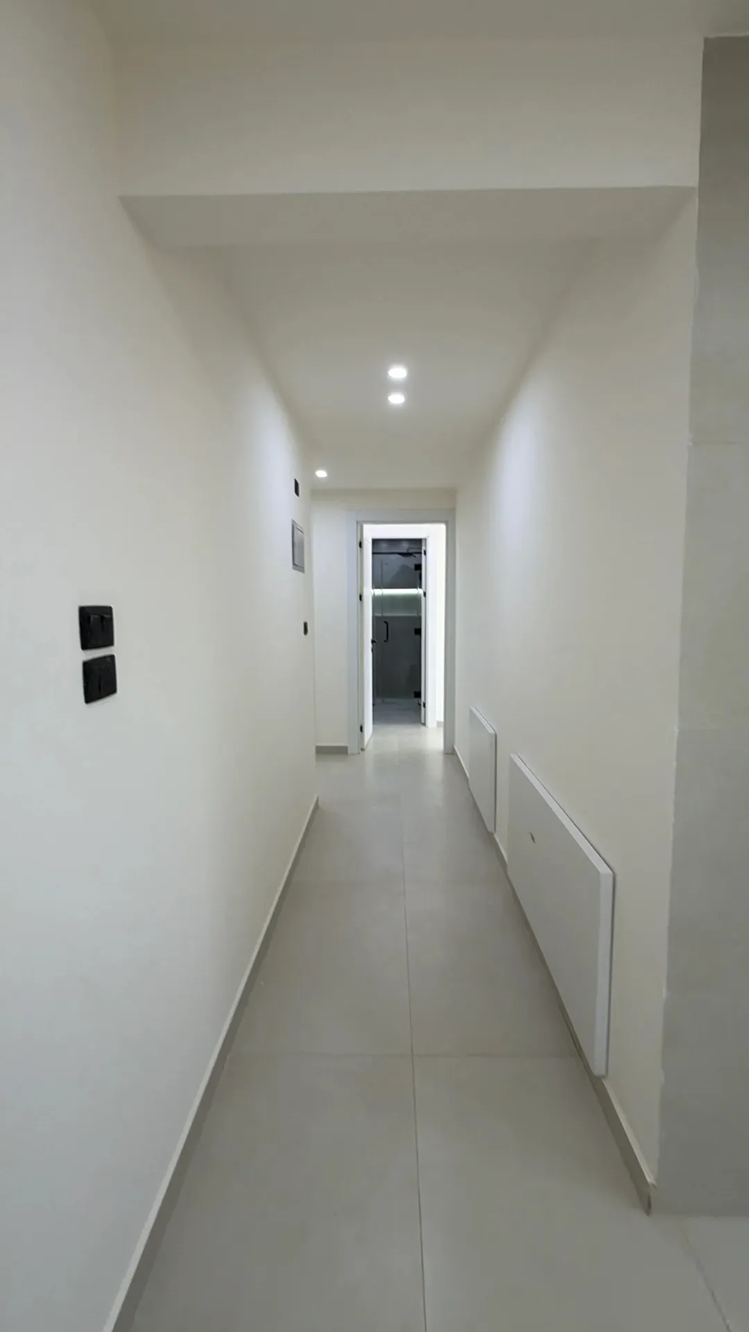 طاقة شمسية غاز مركزي شقة ارضية للبيع في الجبيهة حي المنصور (205م2 داخلي وترس 82م2)