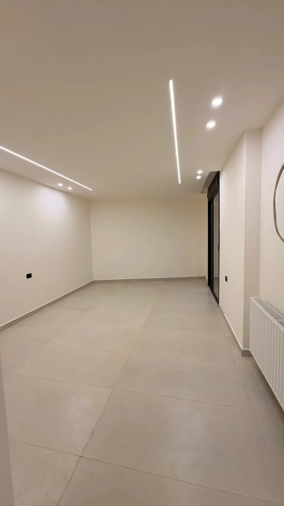 طاقة شمسية غاز مركزي شقة ارضية للبيع في الجبيهة حي المنصور (205م2 داخلي وترس 82م2)