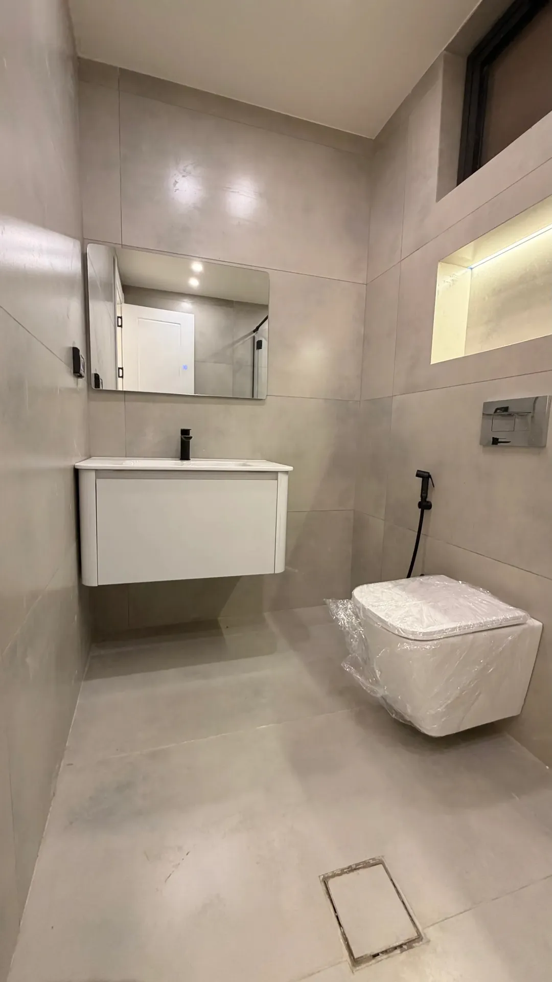 طاقة شمسية غاز مركزي شقة ارضية للبيع في الجبيهة حي المنصور (205م2 داخلي وترس 82م2)