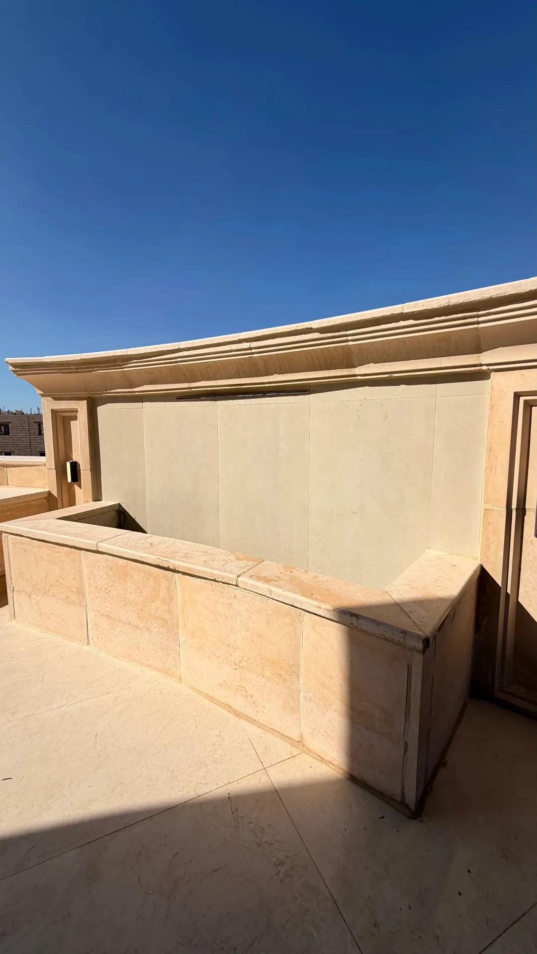 طاقة شمسية غاز مركزي شقة ارضية للبيع في الجبيهة حي المنصور (205م2 داخلي وترس 82م2)