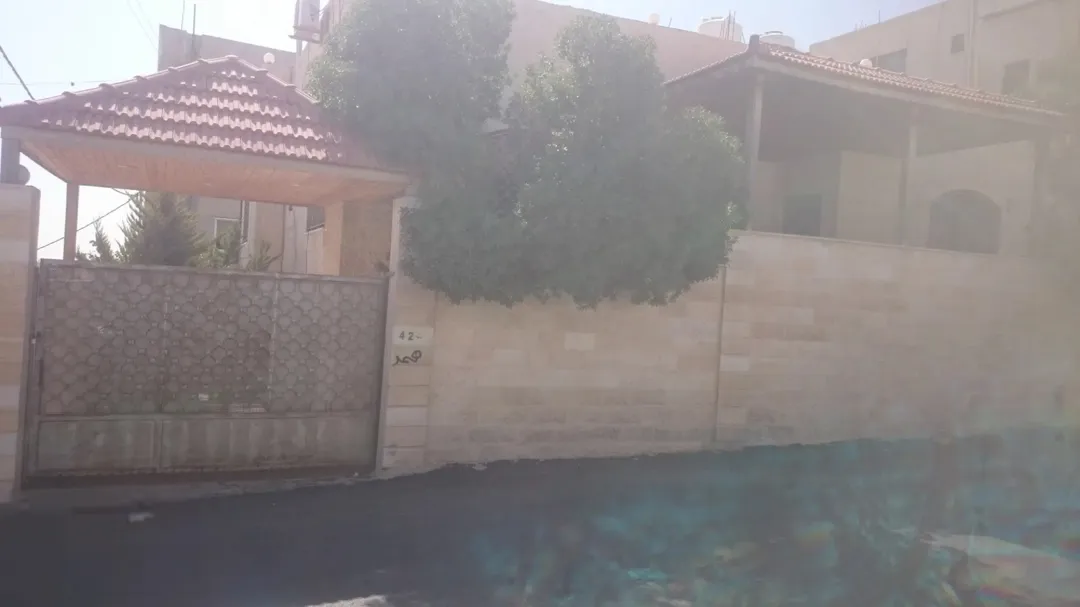 منزل طابقين للبيع في حي القادسية – الرصيفة