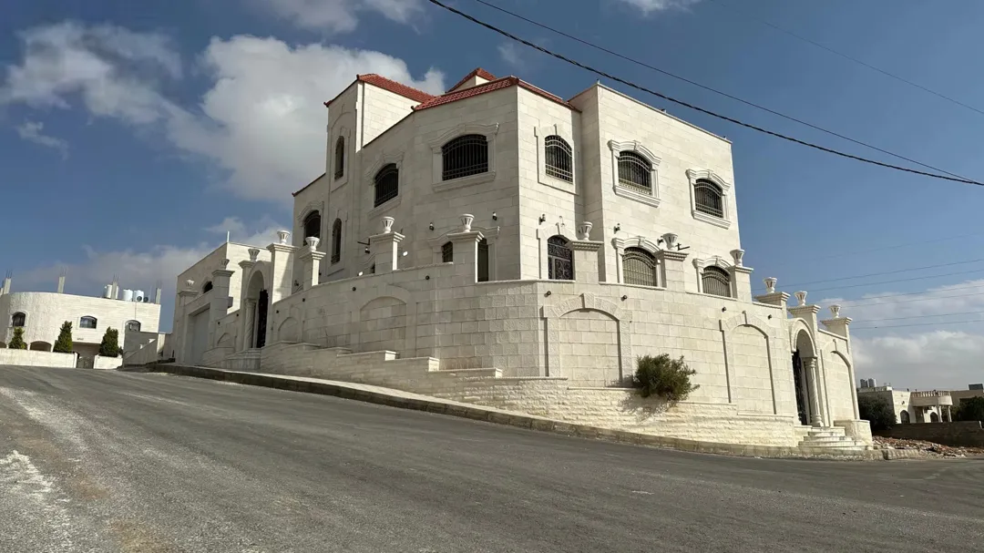 فيلا فاخرة للبيع في المستندة الغربية – عمان