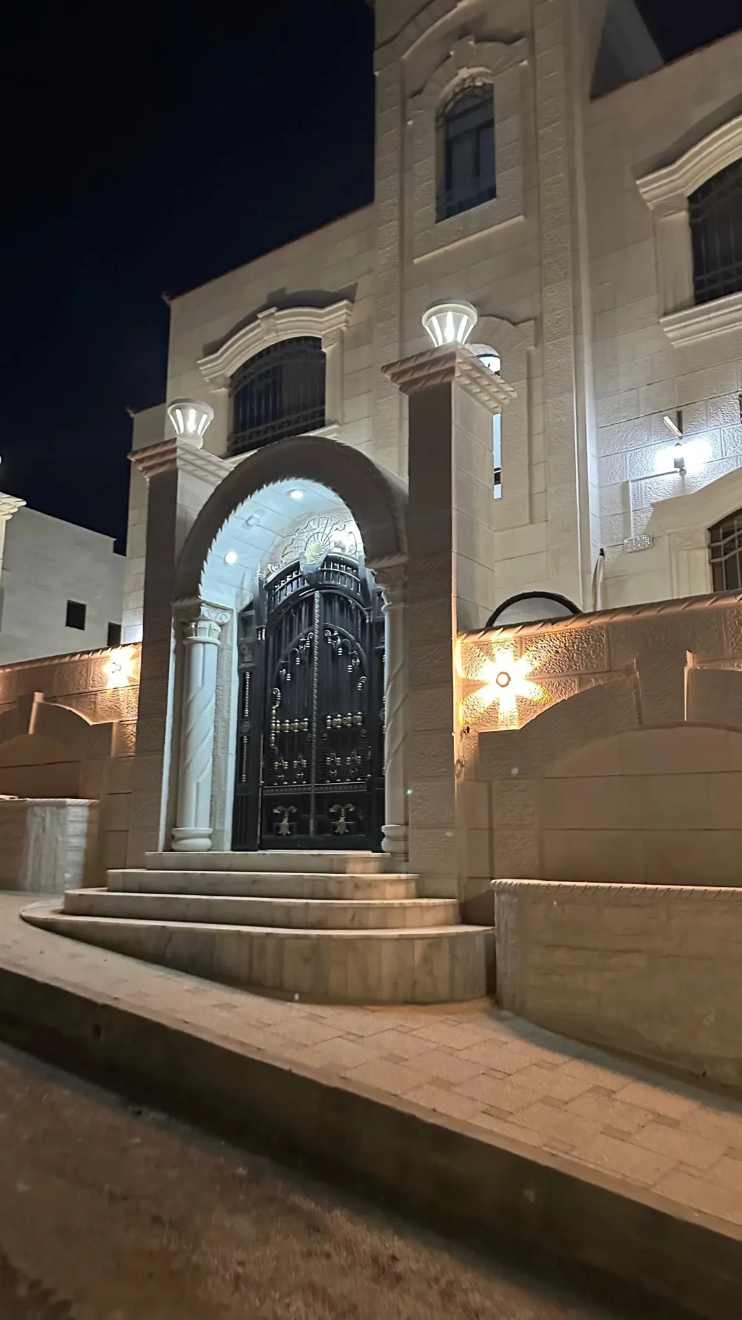 فيلا فاخرة للبيع في المستندة الغربية – عمان