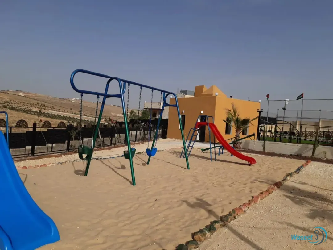 شاليه مساحة الارض 4دنم