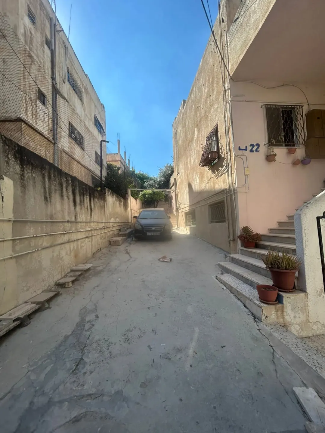 منزل مستقل للبيع في عمان – الجبل الأخضر، يتميز بمساحات واسعة وإطلالة شاملة