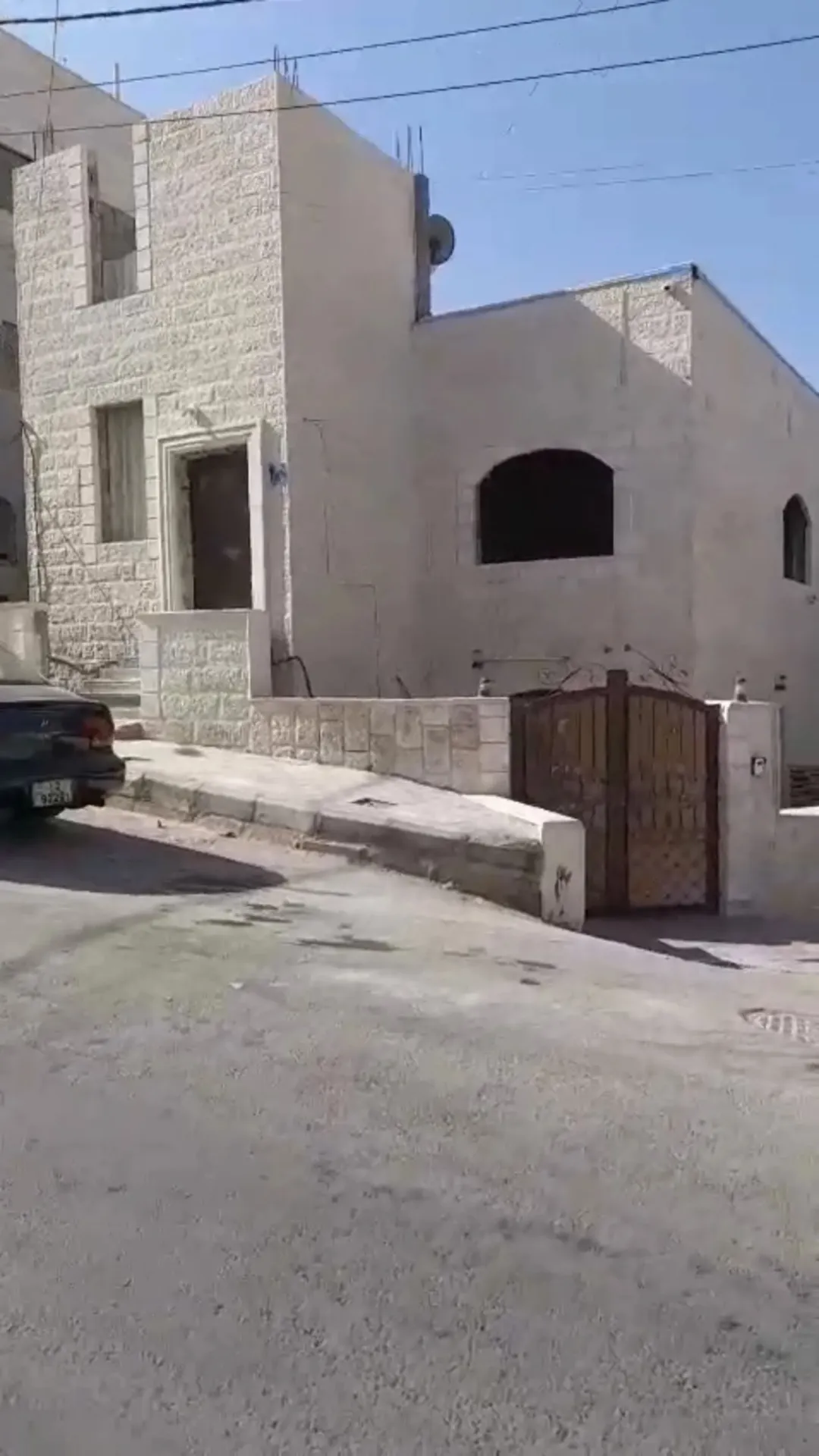 منزل مكون من 3 طوابق في أجمل مناطق حي عدن في جبل النصر للبيع