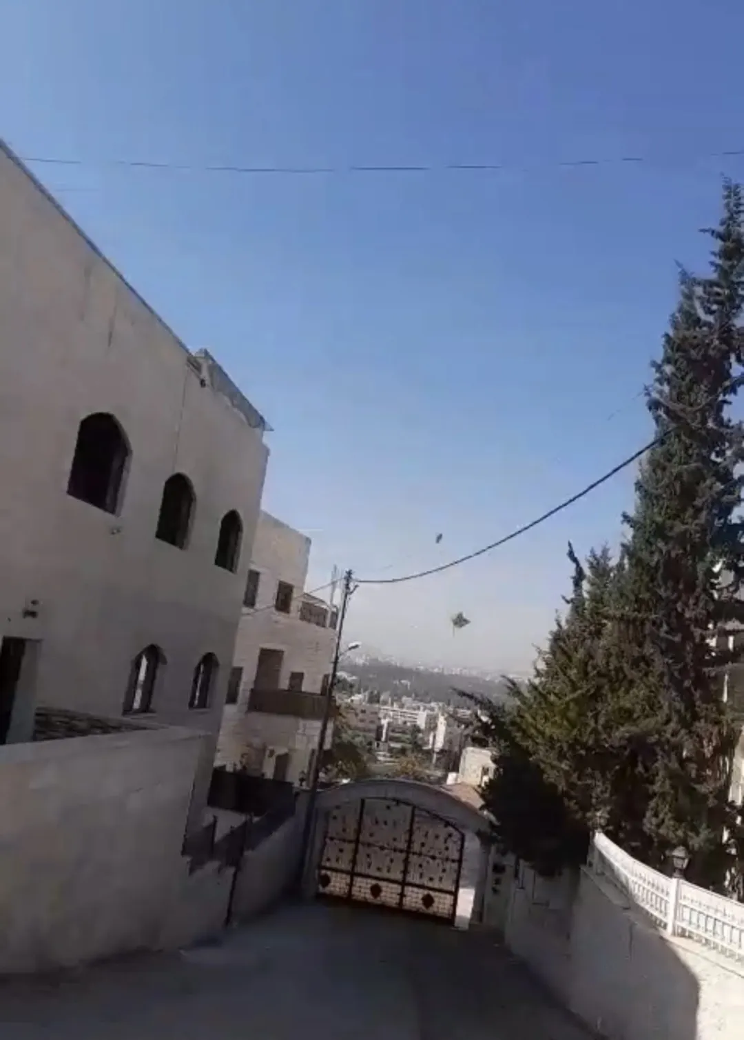منزل مكون من 3 طوابق في أجمل مناطق حي عدن في جبل النصر للبيع