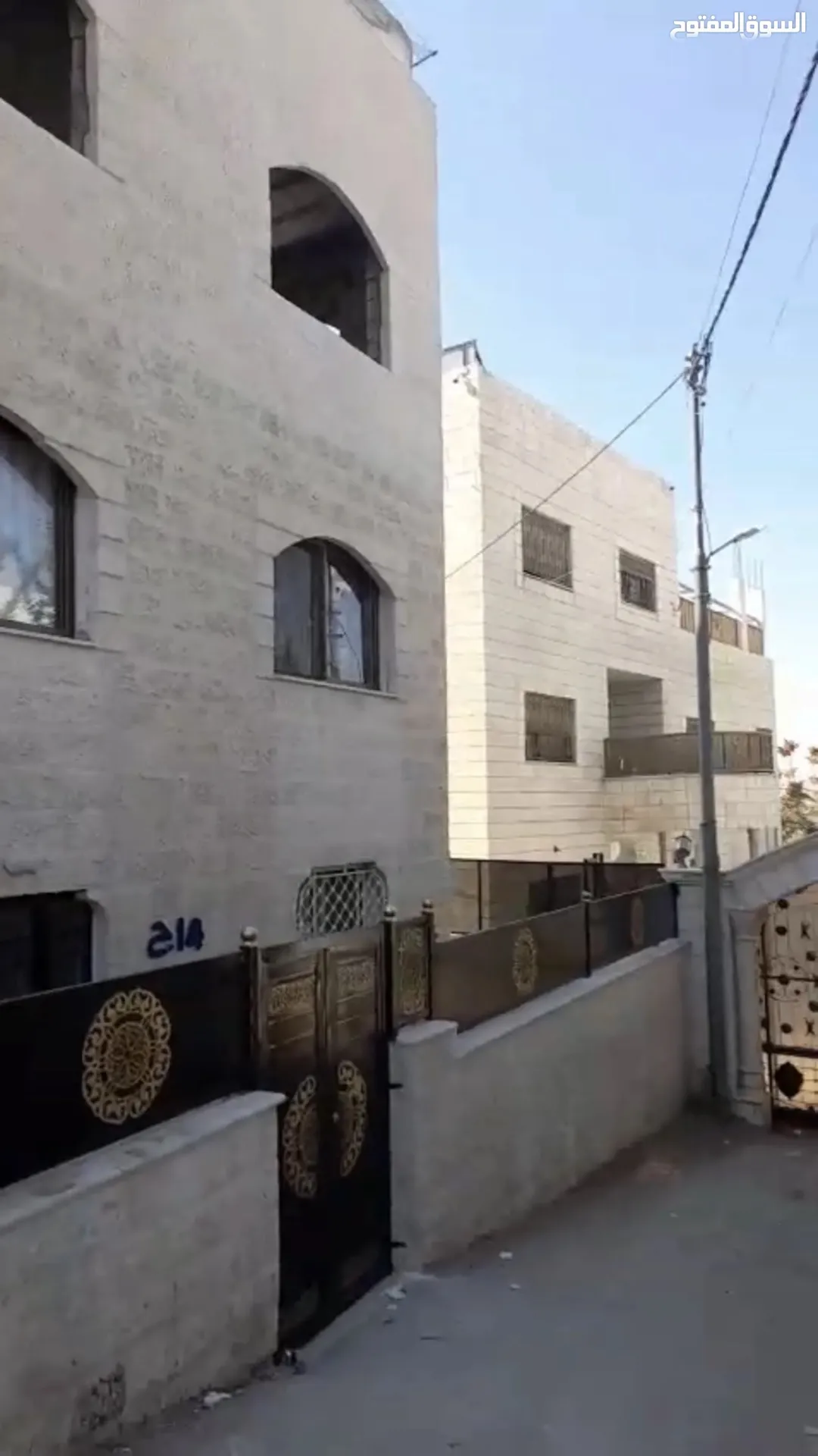 منزل مكون من 3 طوابق في أجمل مناطق حي عدن في جبل النصر للبيع