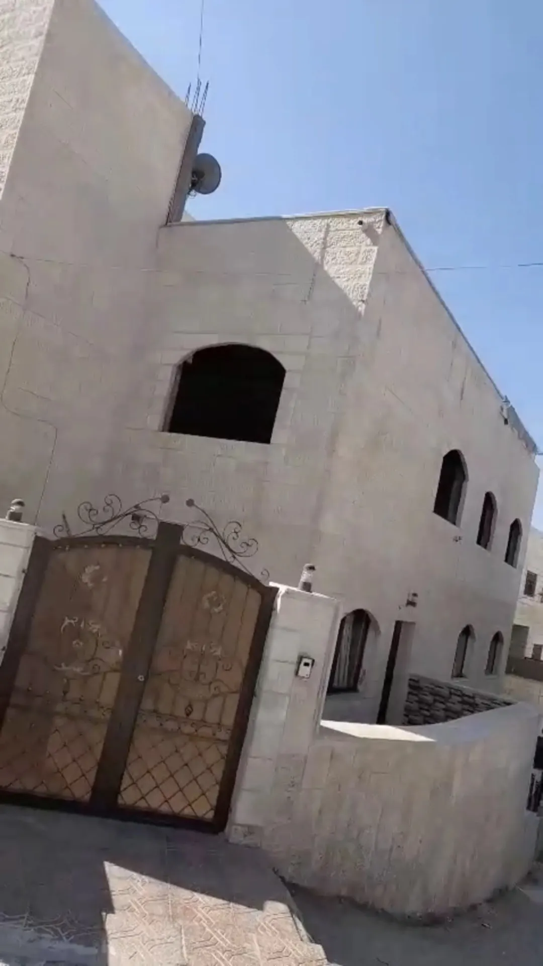 منزل مكون من 3 طوابق في أجمل مناطق حي عدن في جبل النصر للبيع