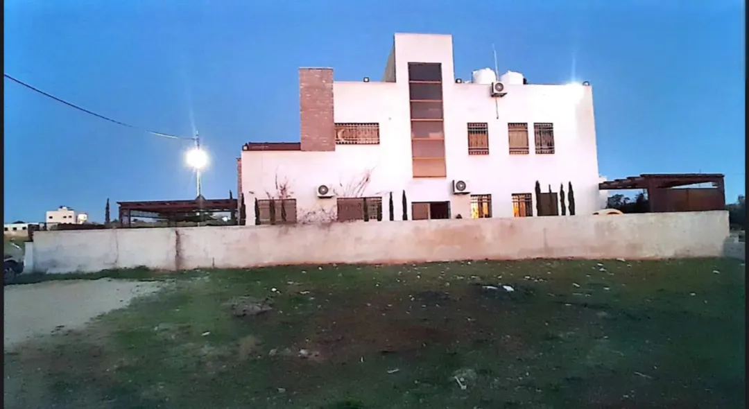بيت للبيع فااخر جدًا ومجدد نظام ڤيلا في منطقة المنصور