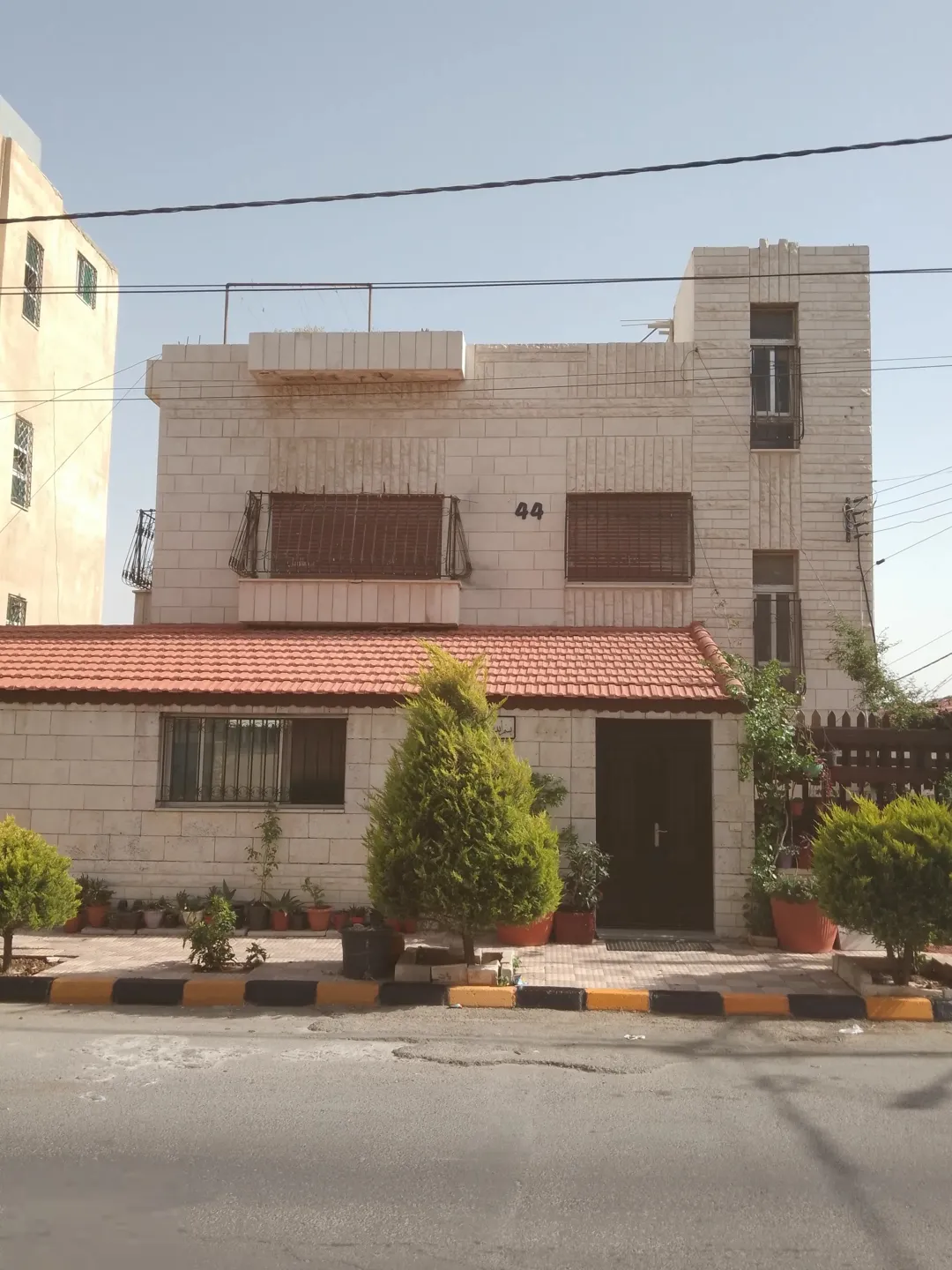 عمارة سكنية مميزة مكونة من ثلاثة طوابق في القويسمة