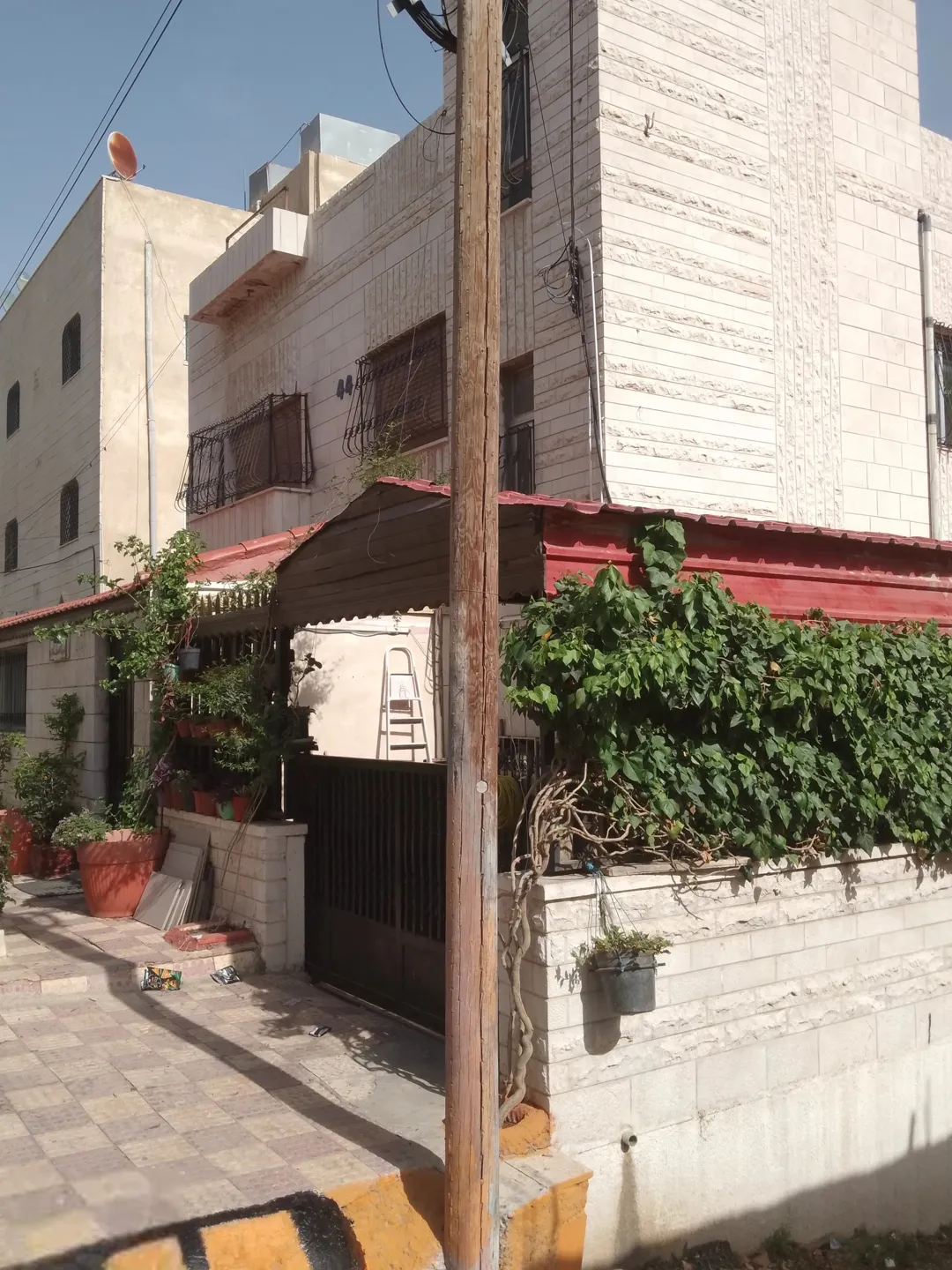 عمارة سكنية مميزة مكونة من ثلاثة طوابق في القويسمة