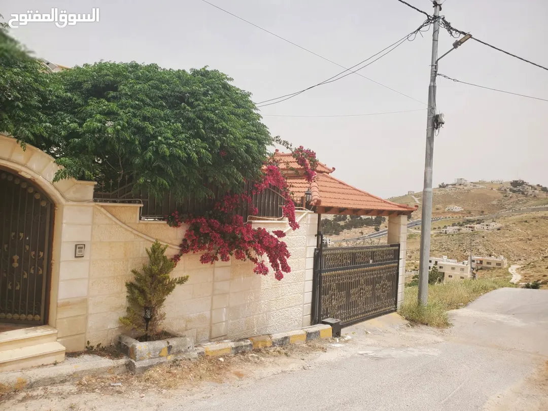 فيلا فاخرة للبيع في بيرين بإطلالة جبلية ساحرة