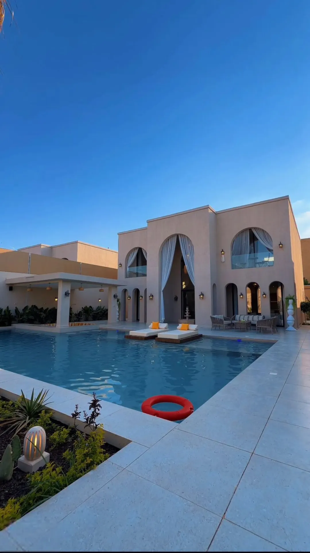 فيلا يونانية فاخرة للبيع في البحر الميت بتصميم عصري