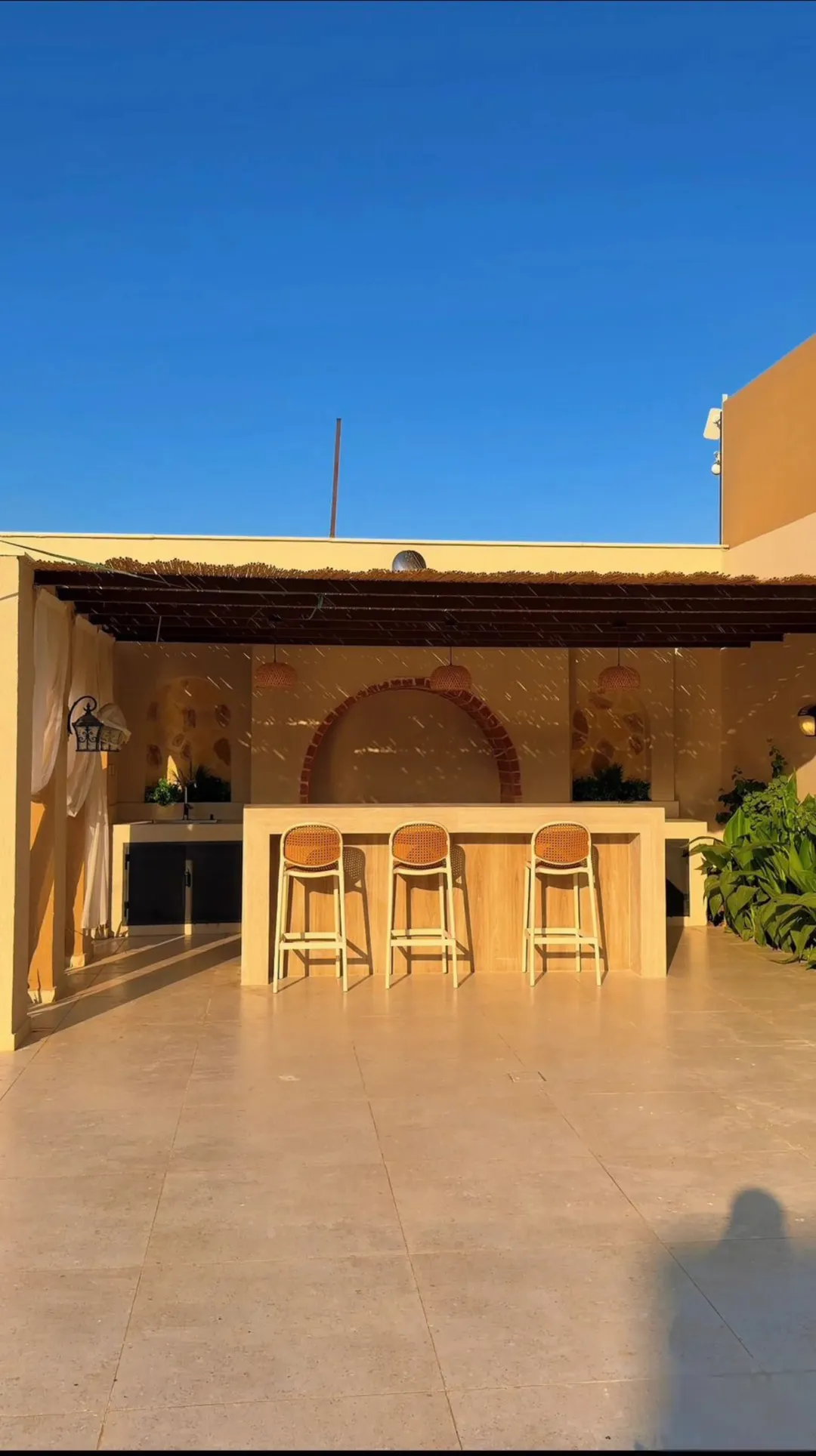 فيلا يونانية فاخرة للبيع في البحر الميت بتصميم عصري