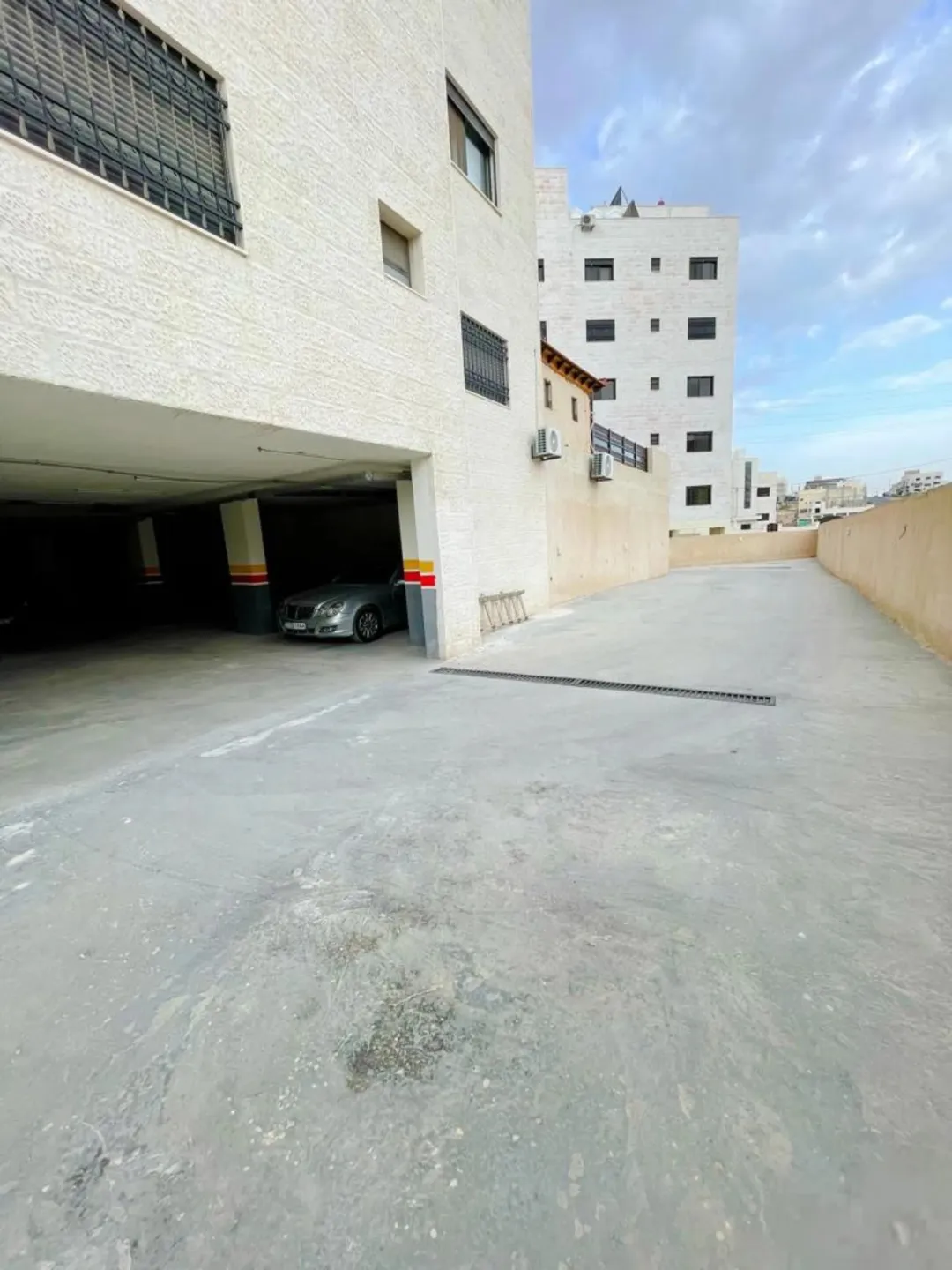 شقة مع روف فاخرة للبيع في أبو علندا عمان