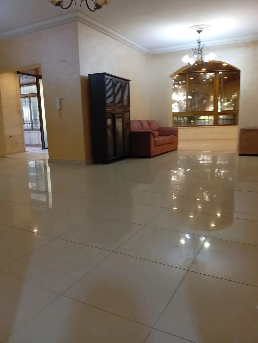 شقه طابق ارضي متميزه مقابل كازيه اللوزي الجبيهه للبيع..