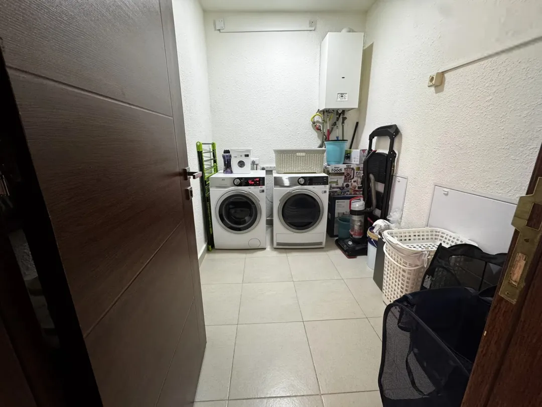 شقة فاخرة مع أثاث كامل وجاهزة للسكن في موقع متميز