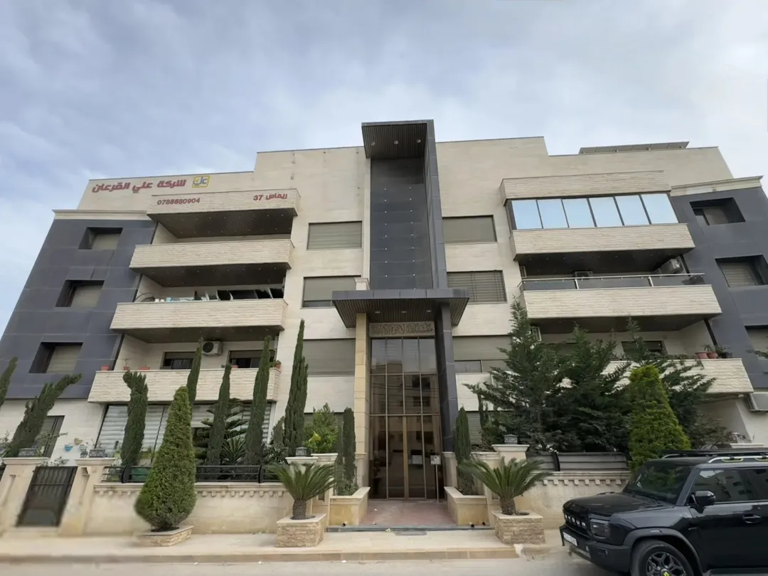 شقة فاخرة مع أثاث كامل وجاهزة للسكن في موقع متميز