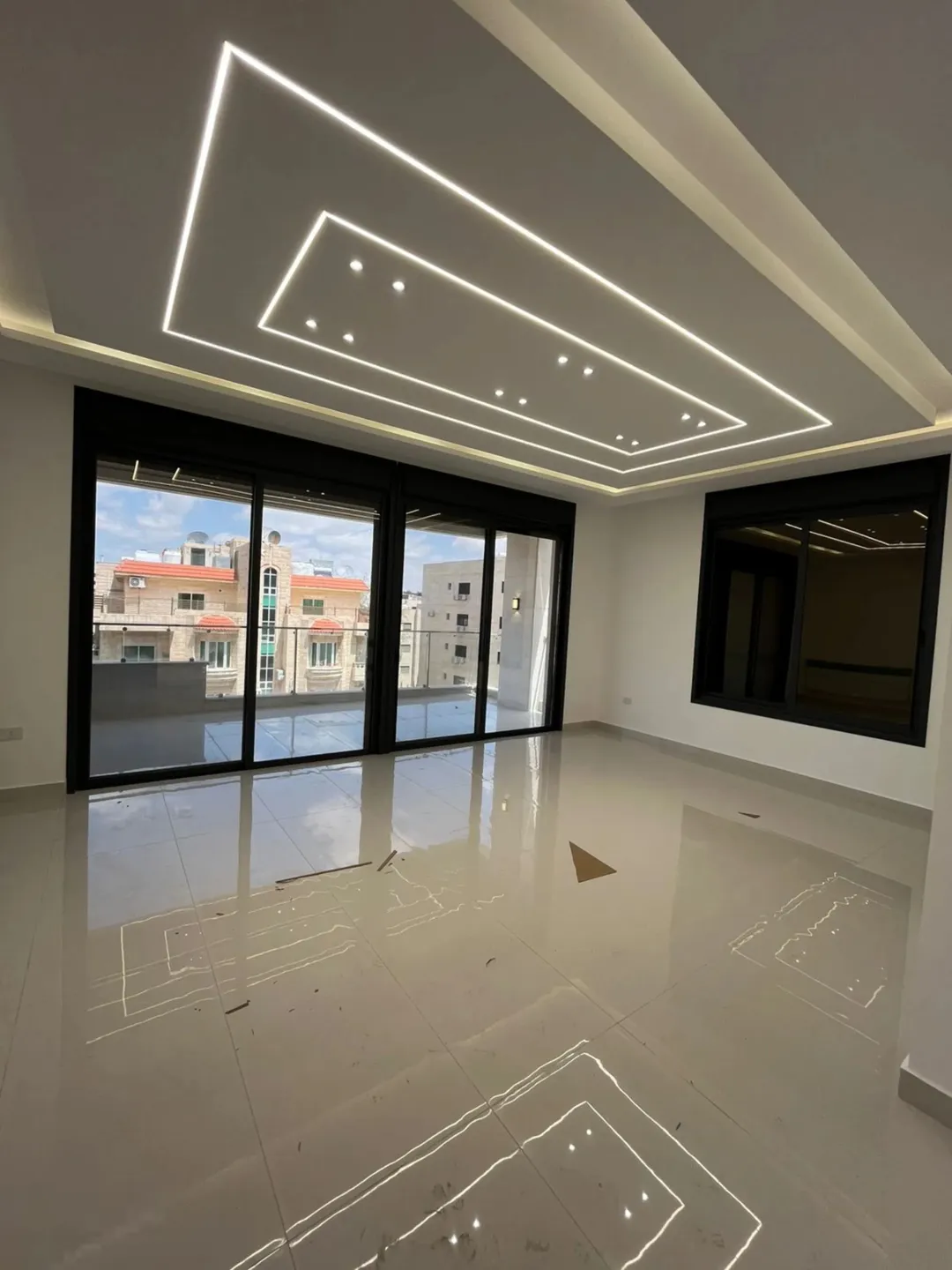 شقة فاخرة مع روف للبيع في مرج الحمام – إسكان عالية