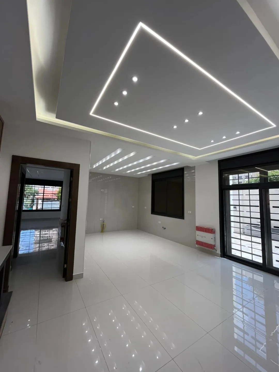 شقة فاخرة مع روف للبيع في مرج الحمام – إسكان عالية