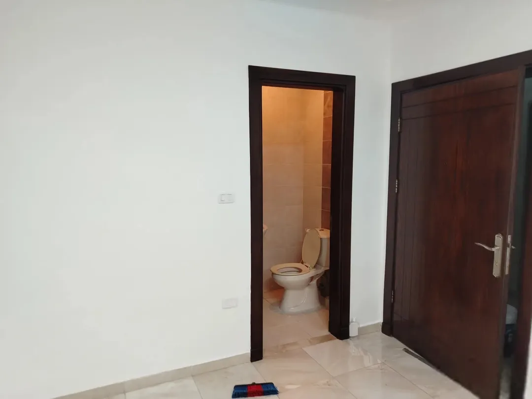 شقة فاخرة للبيع في مرج الحمام خطوات من دوار الشوابكه