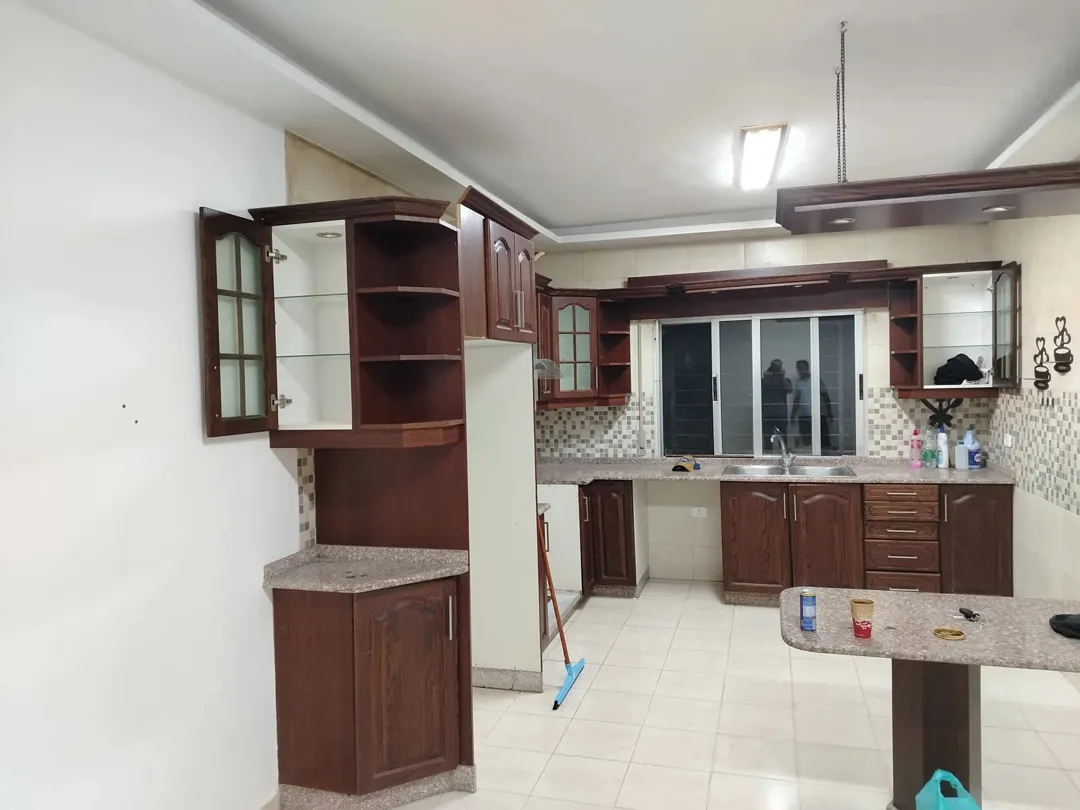 شقة فاخرة للبيع في مرج الحمام خطوات من دوار الشوابكه