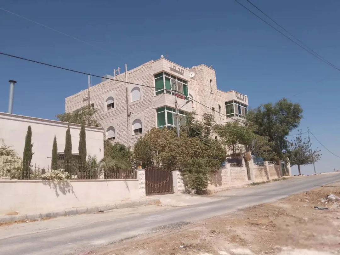 شقة في عمارة سكنية ثلاثية الطوابق