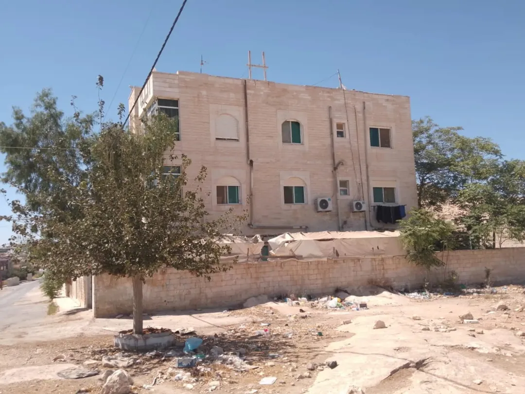 شقة في عمارة سكنية ثلاثية الطوابق