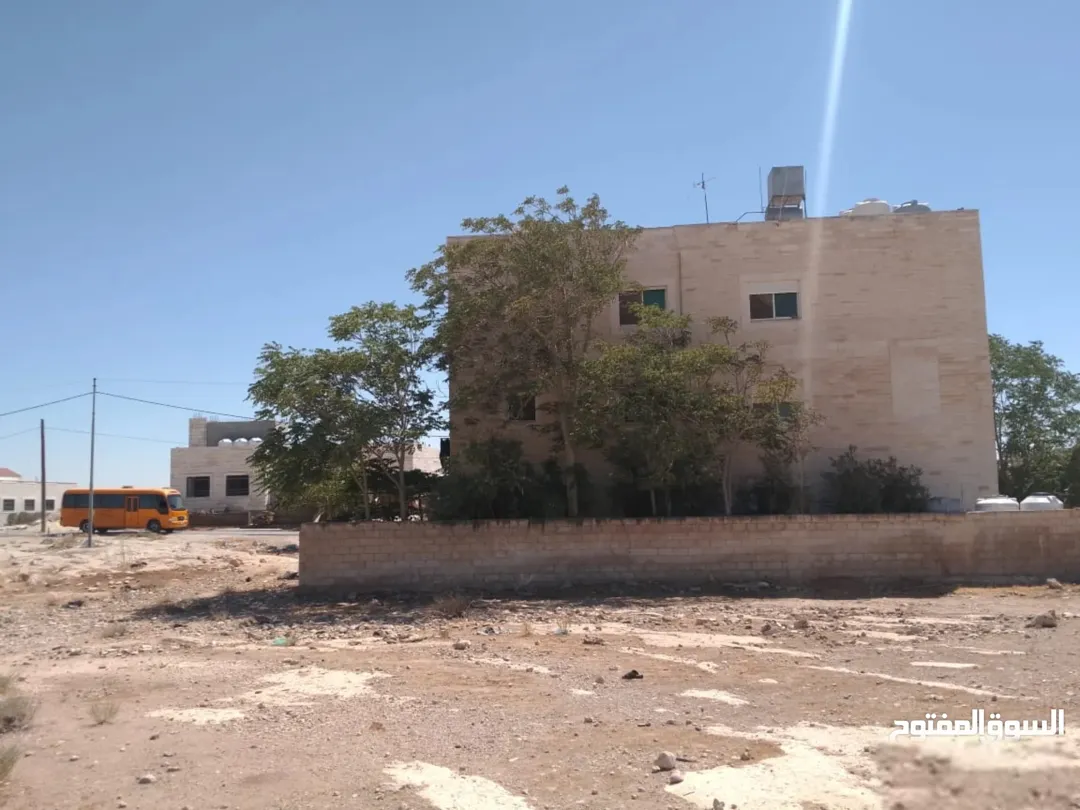 شقة في عمارة سكنية ثلاثية الطوابق