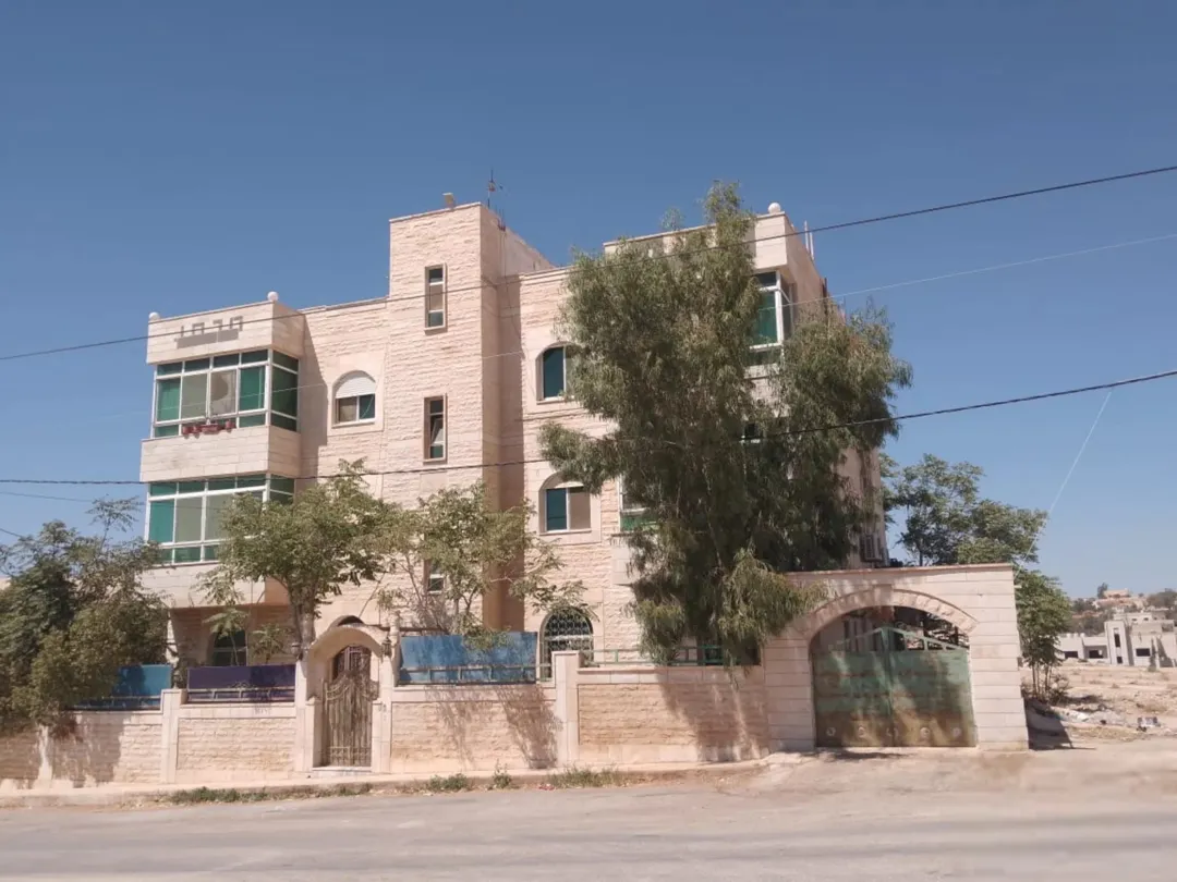 شقة في عمارة سكنية ثلاثية الطوابق