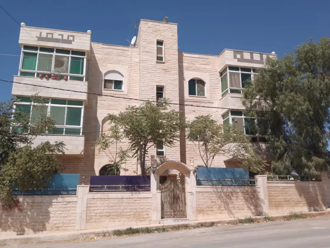 شقة في عمارة سكنية ثلاثية الطوابق
