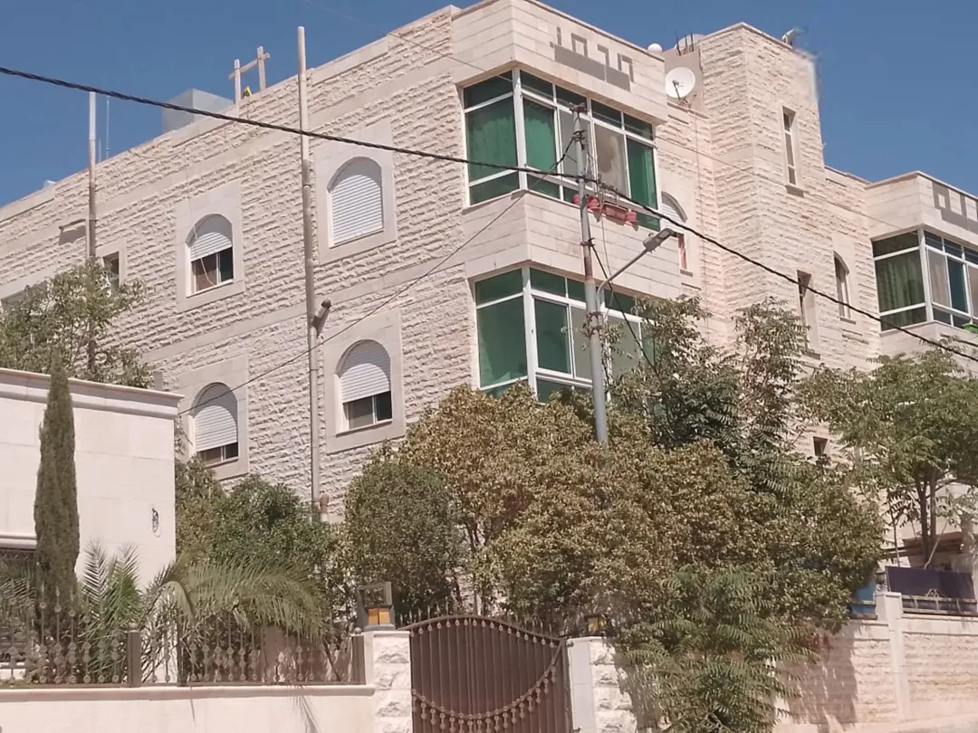 شقة في عمارة سكنية ثلاثية الطوابق
