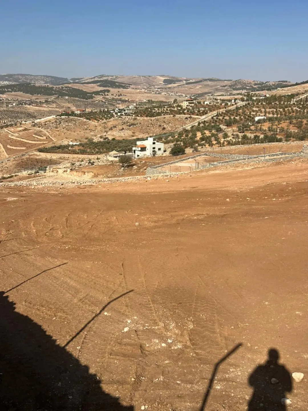 ارض في العنيبه منبسطة بالكامل واصل الخدمات