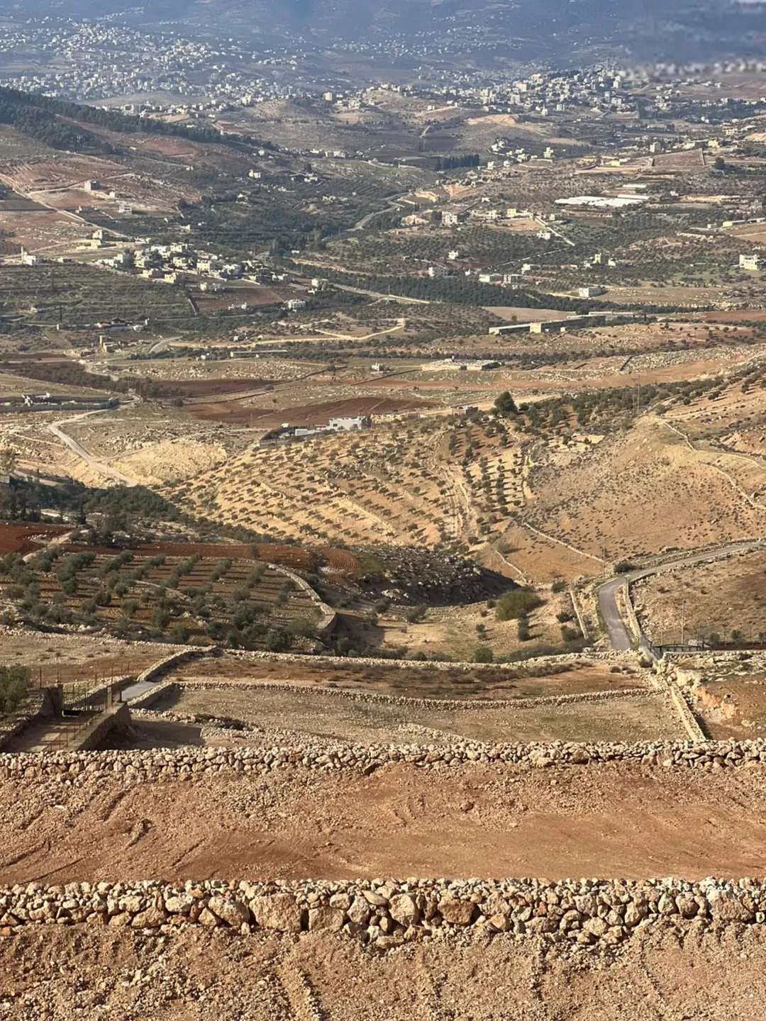 ارض في العنيبه منبسطة بالكامل واصل الخدمات