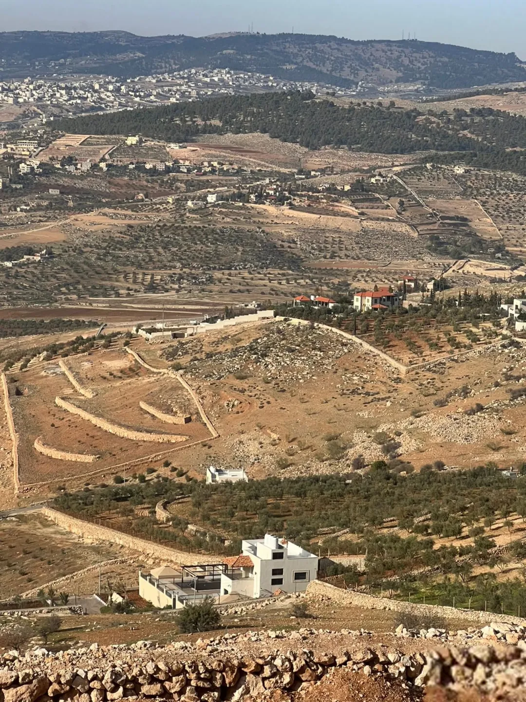 ارض في العنيبه منبسطة بالكامل واصل الخدمات