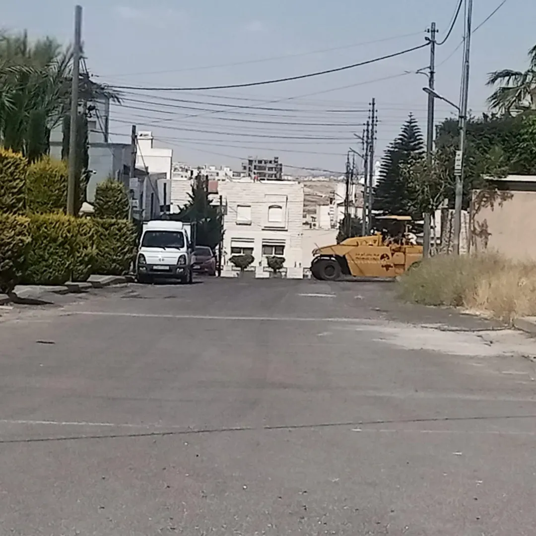 أرض سكنية مميزة للبيع في الدمينة بإطلالة رائعة وواجهة عريضة