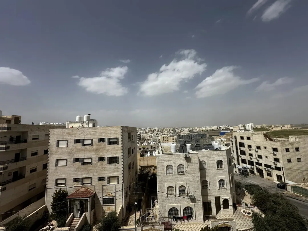شقة طابق رابع ، 3 غرف + 3 حمامات + صالة و صالون + بلكونة ، المصعد متوفر